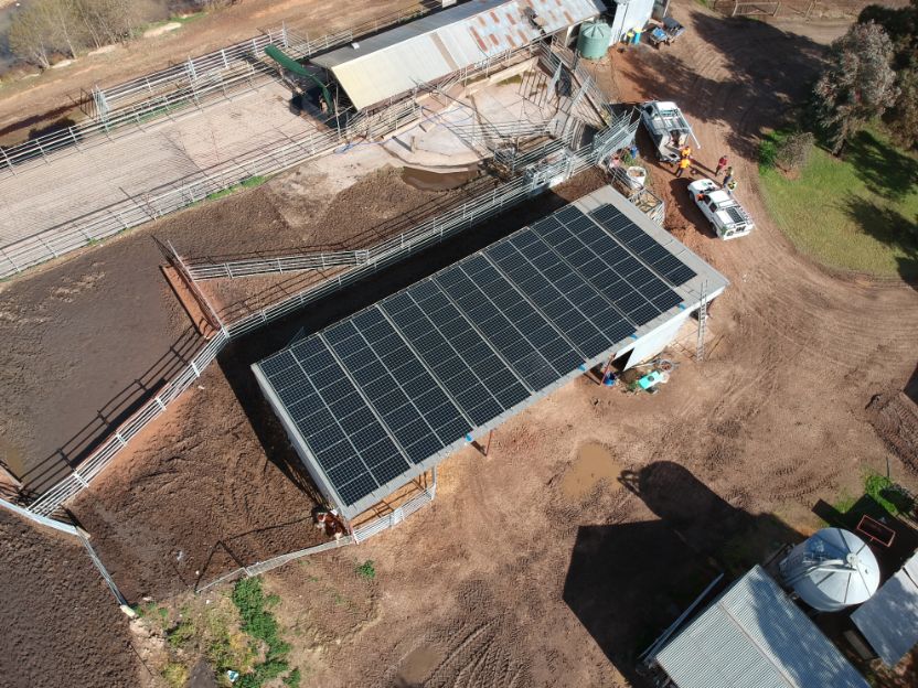 Paneles solares en una casa de campo