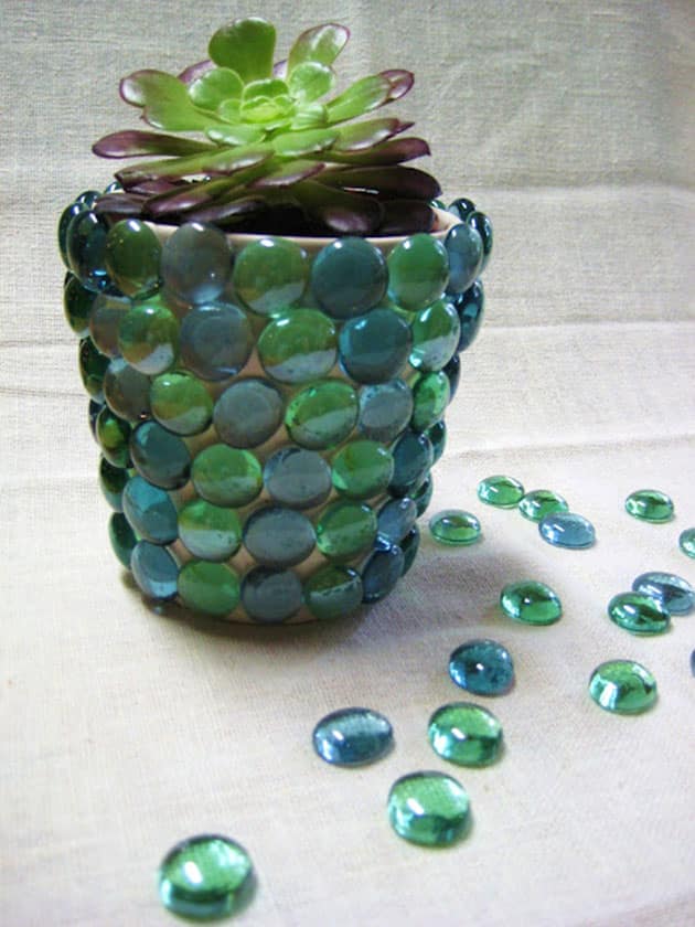 Macetas de barro decoradas con piedras de cristal