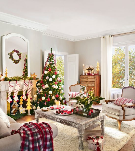 salon decorado de navidad con arbol y detalles en verde blanco y rojo f15c4fc0