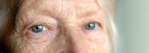 tristes ojos azules grises anciana mirando camara extrema vision primer plano concepto vision 137637 175