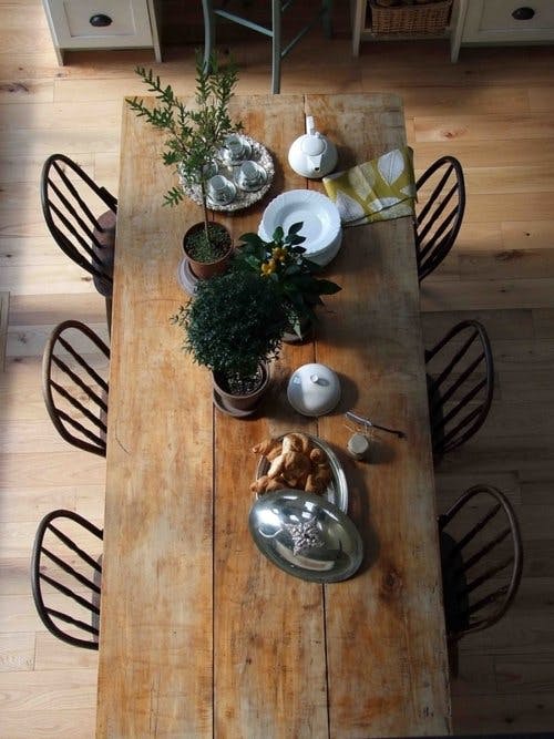 Деревянный стол в деревенском стиле в дизайне интерьера кухни
