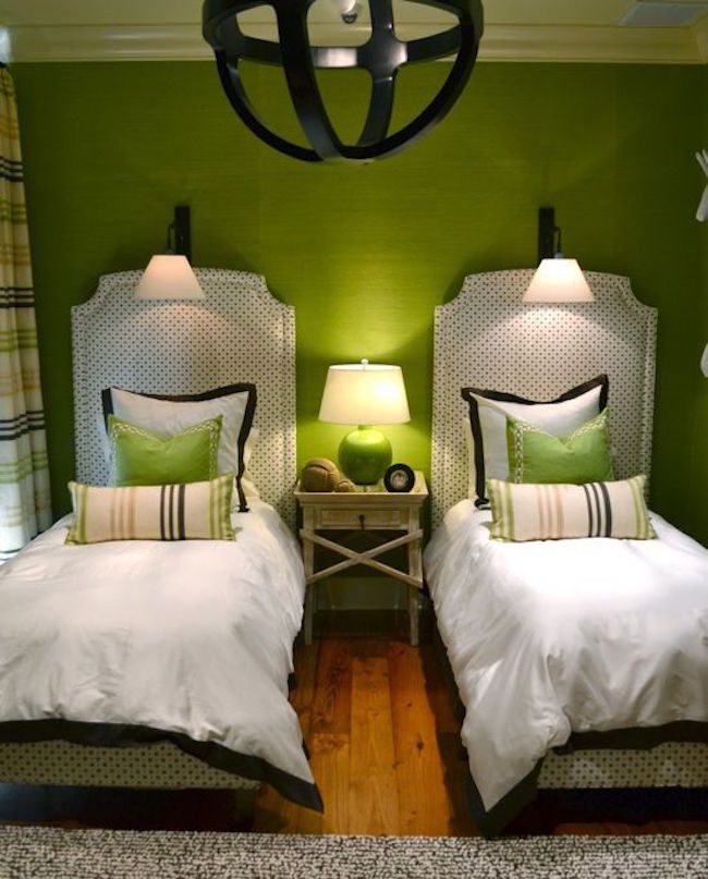 Спальня с двумя кроватями - зелёный цвет